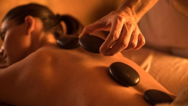 8 Benefits of Hot Stone Massage Therapy